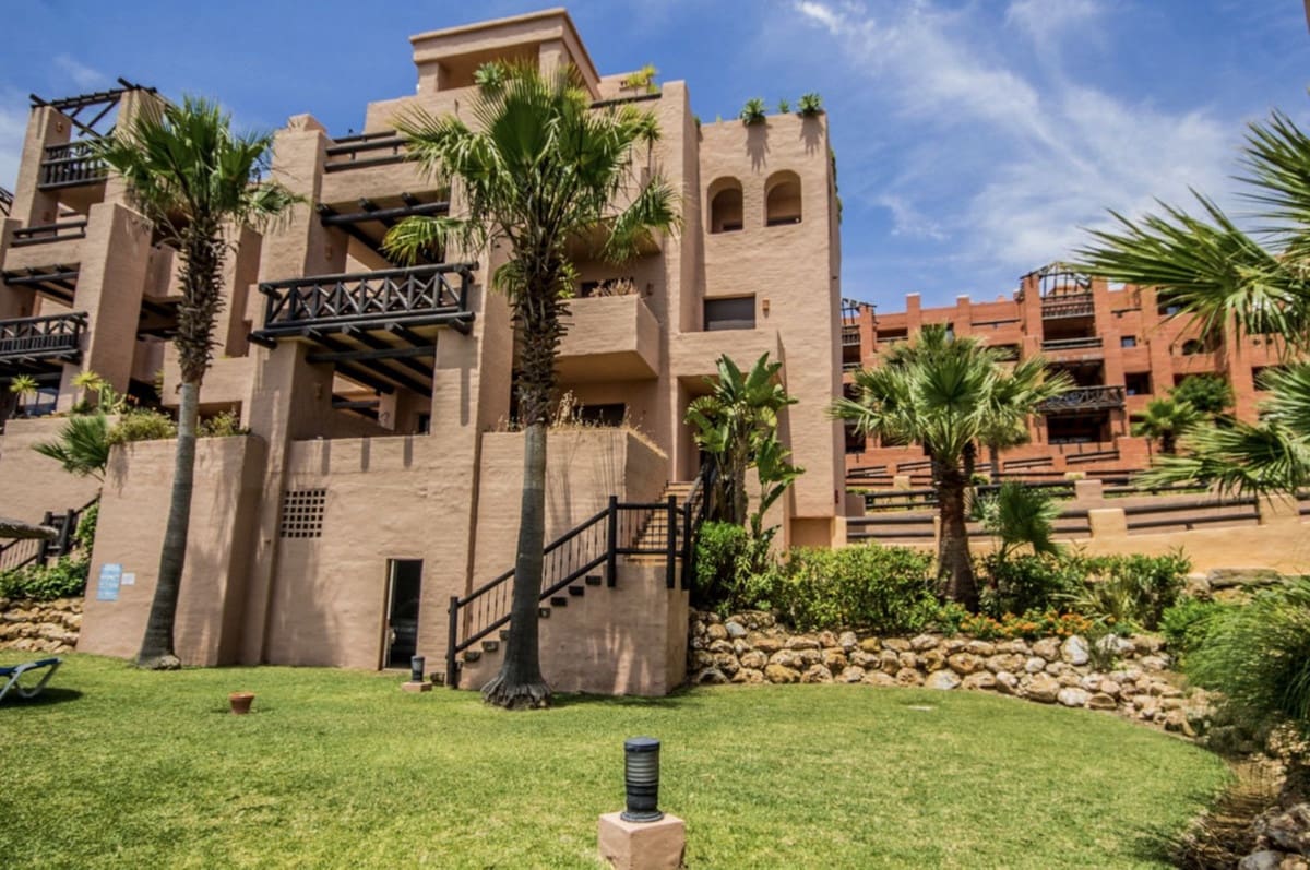 3 sypialnia Apartament na sprzedaż w La Duquesa / Puerto de la Duquesa z basenem garażem - 349 000 € (Ref: 9816417)