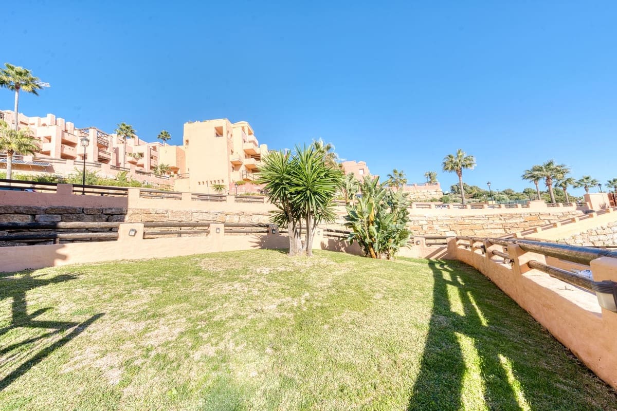 3 sypialnia Apartament na sprzedaż w La Duquesa / Puerto de la Duquesa z basenem garażem - 349 000 € (Ref: 9816417)