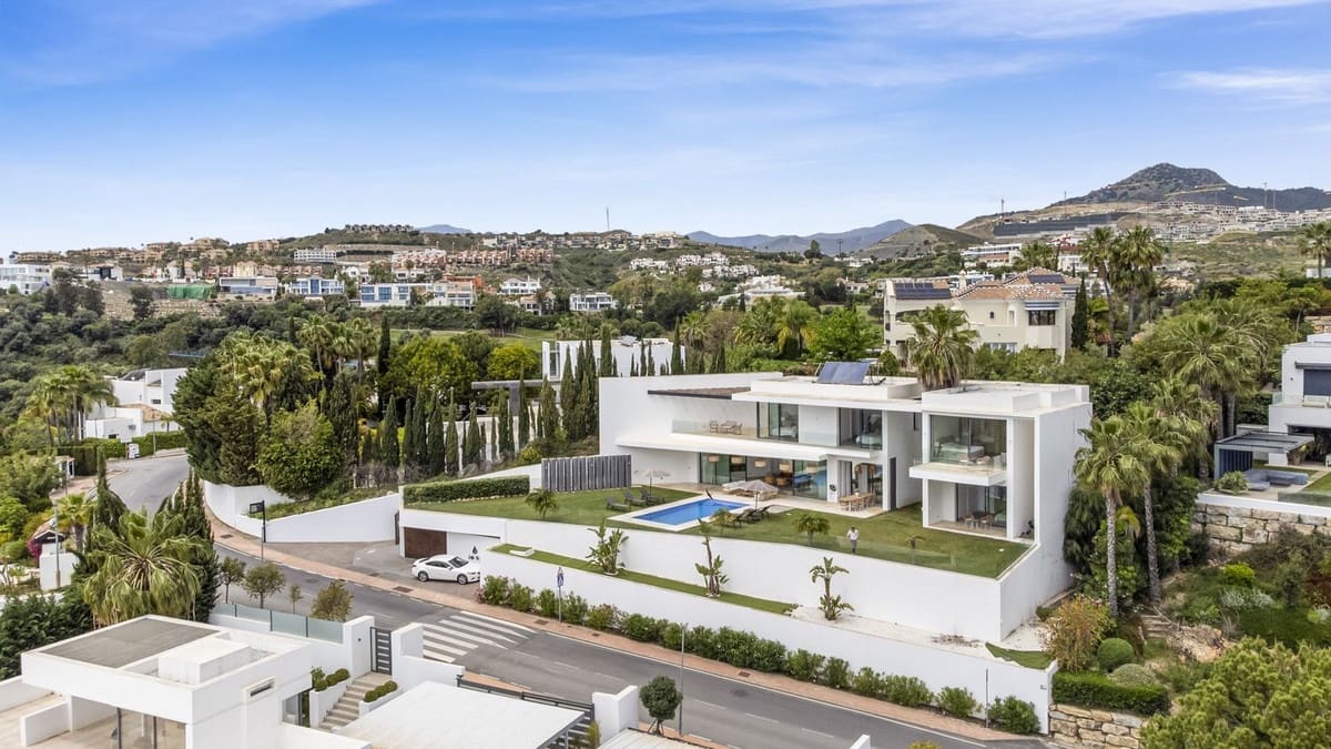 5 bedroom Villa for sale in Benahavis with pool garage - € 3,950,000 (Ref: 9830312)
