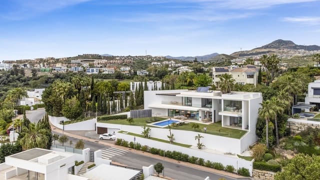 5 bedroom Villa for sale in Benahavís with pool garage - € 3,950,000 (Ref: 9830312)