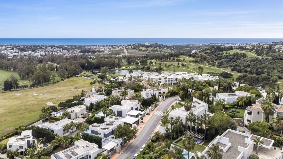 5 bedroom Villa for sale in Benahavis with pool garage - € 3,950,000 (Ref: 9830312)