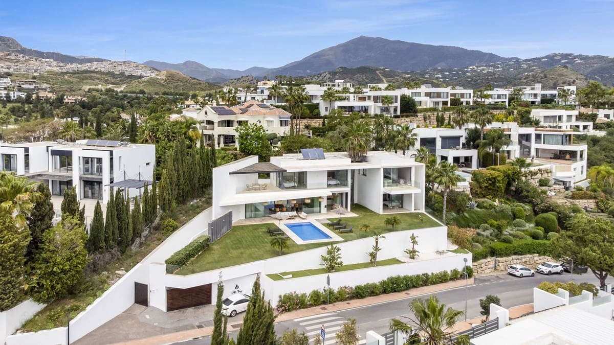 5 bedroom Villa for sale in Benahavis with pool garage - € 3,950,000 (Ref: 9830312)