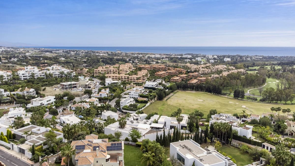 5 bedroom Villa for sale in Benahavis with pool garage - € 3,950,000 (Ref: 9830312)