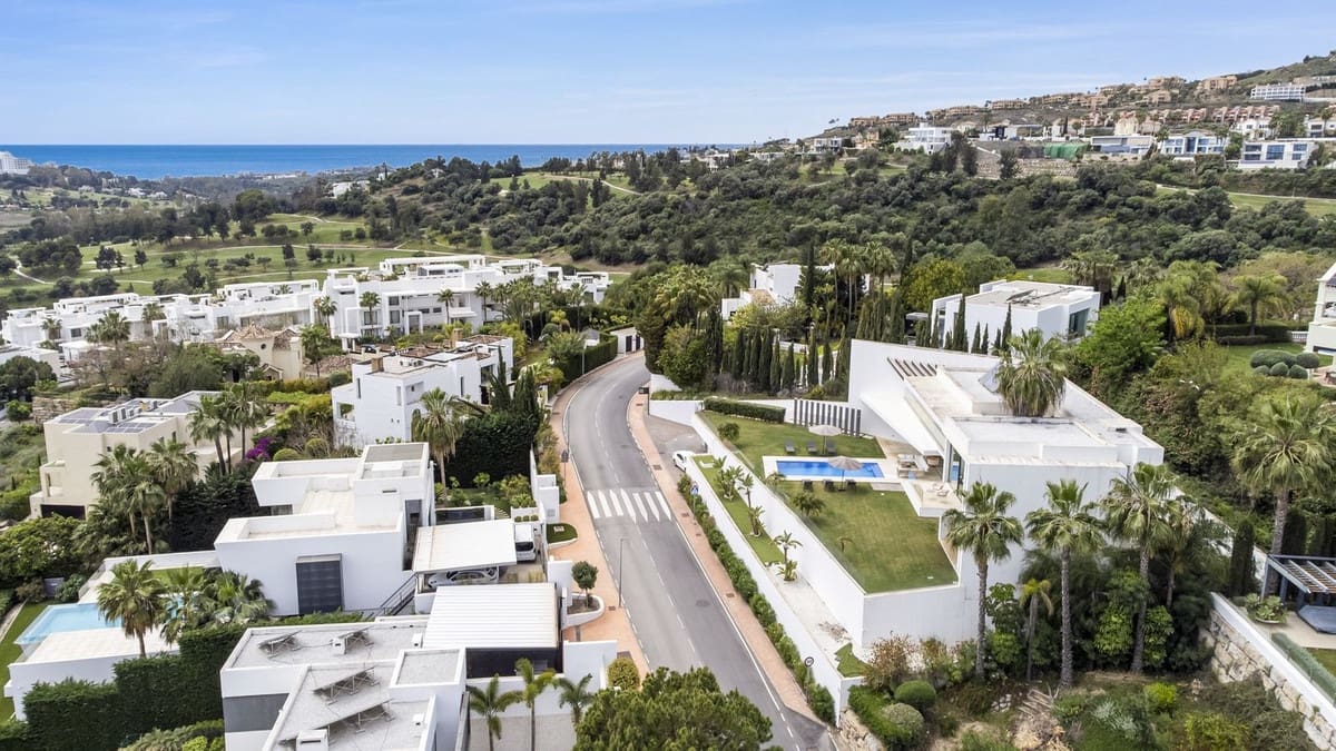 5 bedroom Villa for sale in Benahavis with pool garage - € 3,950,000 (Ref: 9830312)
