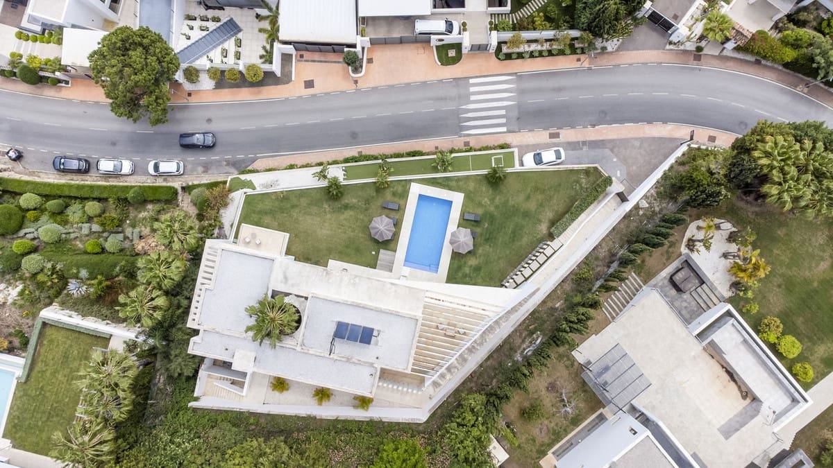 5 bedroom Villa for sale in Benahavis with pool garage - € 3,950,000 (Ref: 9830312)