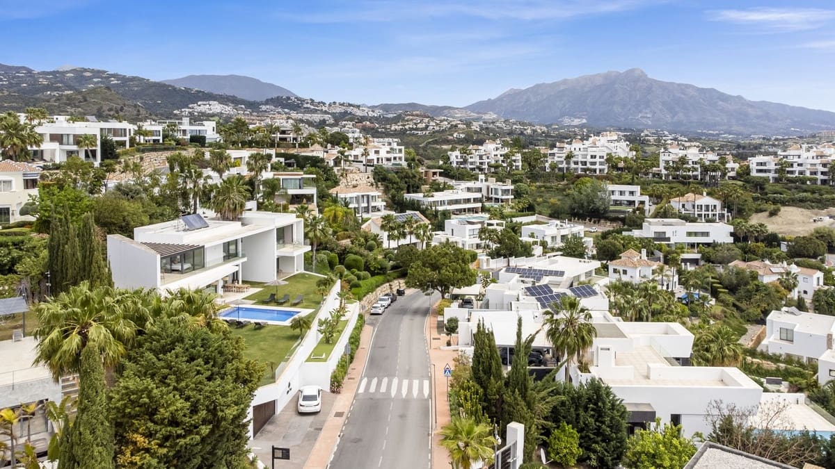 5 bedroom Villa for sale in Benahavis with pool garage - € 3,950,000 (Ref: 9830312)