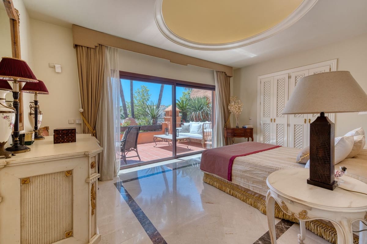 2 soverom Leilighet til salgs i Puerto Banus med svømmebasseng garasje - € 1 700 000 (Ref: 9834688)