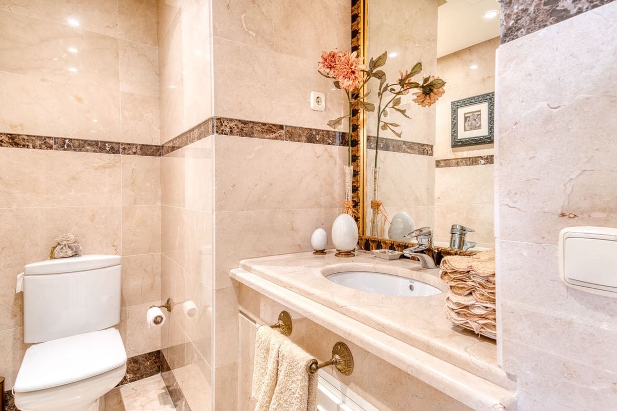 2 soverom Leilighet til salgs i Puerto Banus med svømmebasseng garasje - € 1 700 000 (Ref: 9834688)