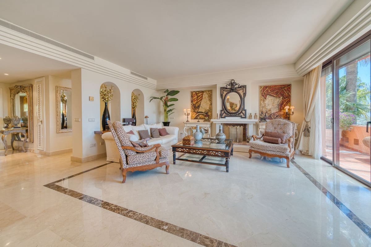 2 soverom Leilighet til salgs i Puerto Banus med svømmebasseng garasje - € 1 700 000 (Ref: 9834688)