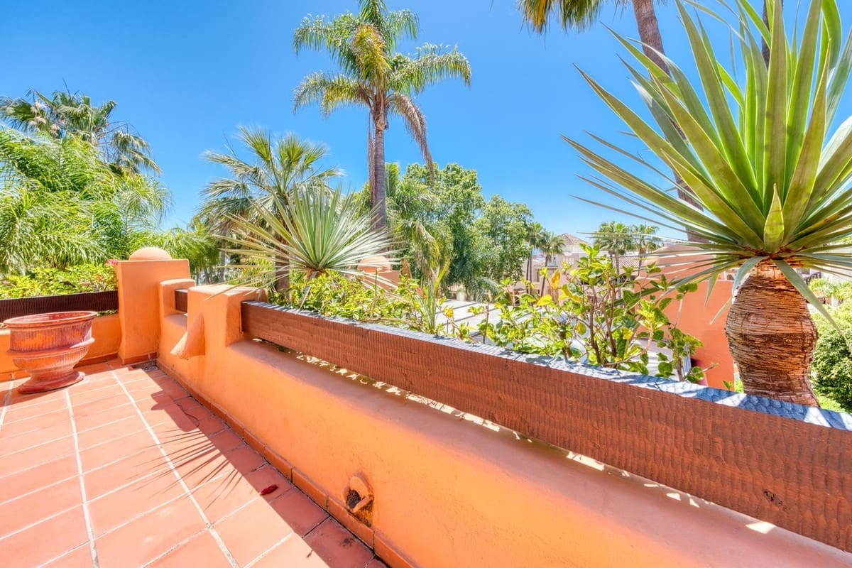 2 soverom Leilighet til salgs i Puerto Banus med svømmebasseng garasje - € 1 700 000 (Ref: 9834688)