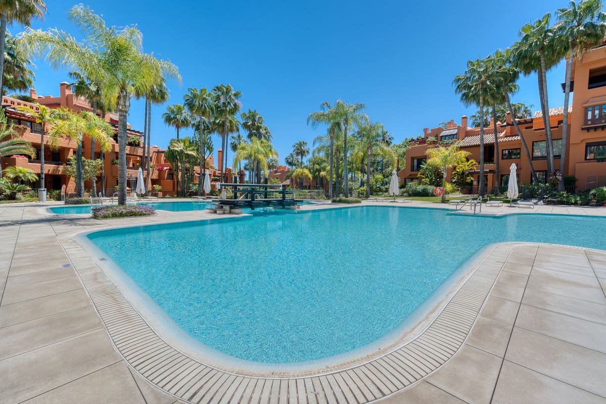 2 soverom Leilighet til salgs i Puerto Banus med svømmebasseng garasje - € 1 700 000 (Ref: 9834688)