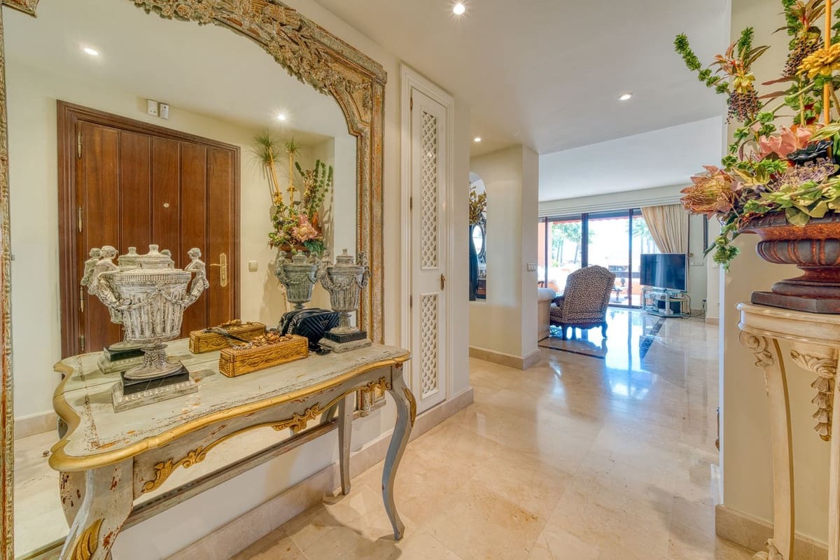 2 soverom Leilighet til salgs i Puerto Banus med svømmebasseng garasje - € 1 700 000 (Ref: 9834688)
