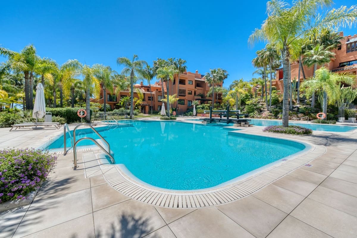 2 soverom Leilighet til salgs i Puerto Banus med svømmebasseng garasje - € 1 700 000 (Ref: 9834688)