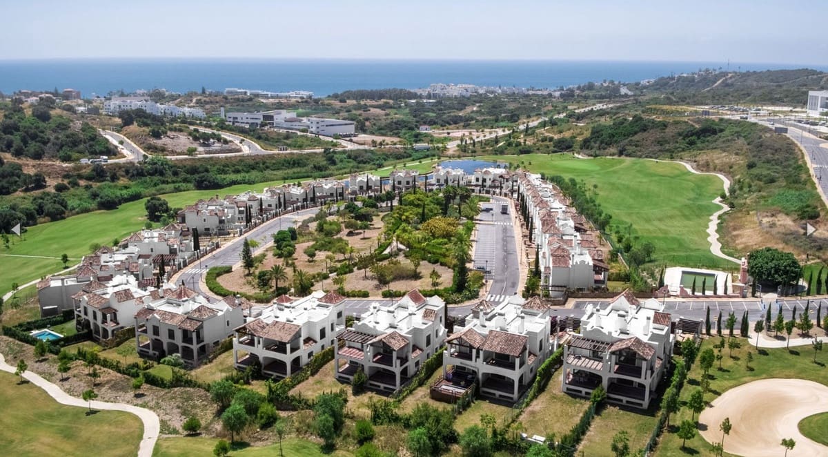 4 bedroom Villa for sale in Estepona with pool - € 900,000 (Ref: 9848375)