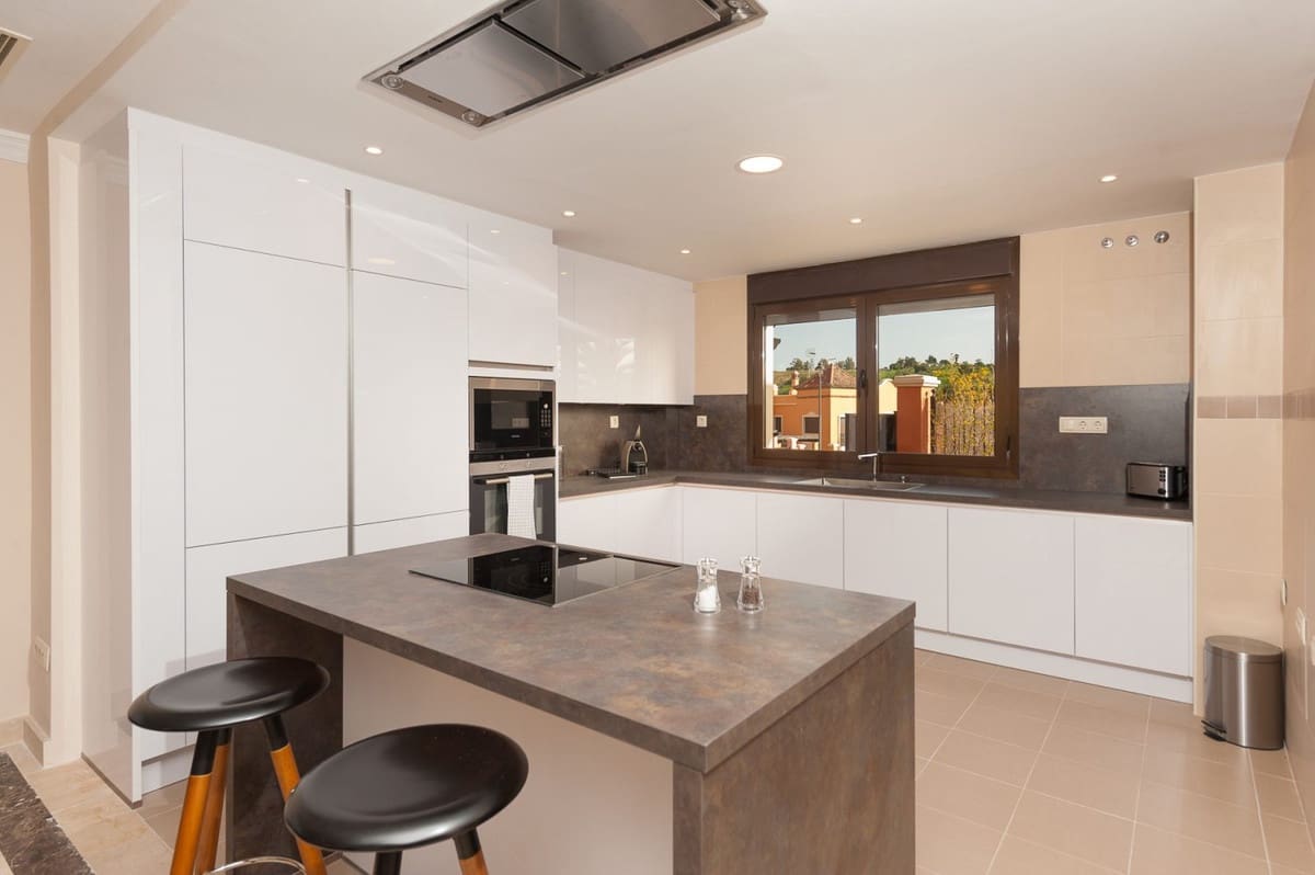 4 bedroom Villa for sale in Estepona with pool - € 900,000 (Ref: 9848375)