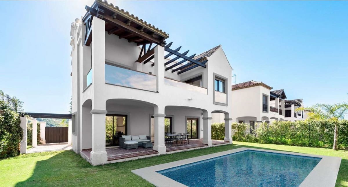 4 bedroom Villa for sale in Estepona with pool - € 900,000 (Ref: 9848375)