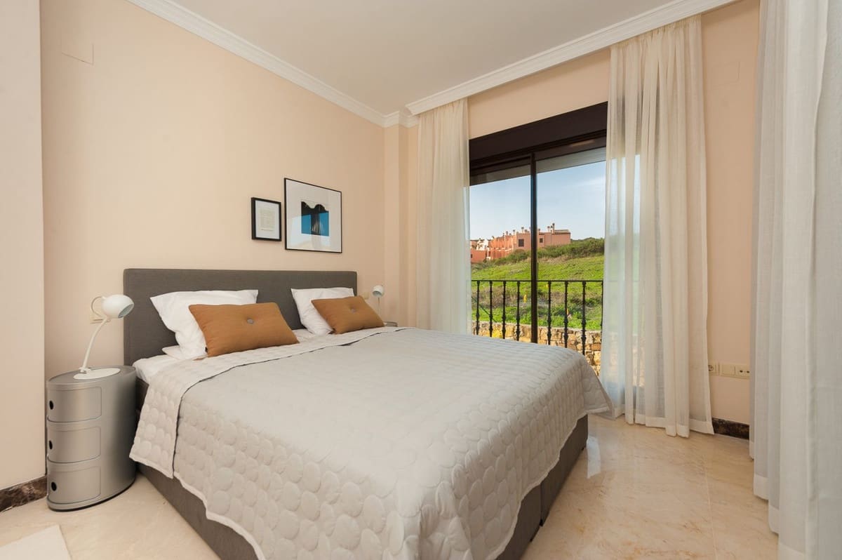 4 bedroom Villa for sale in Estepona with pool - € 900,000 (Ref: 9848375)