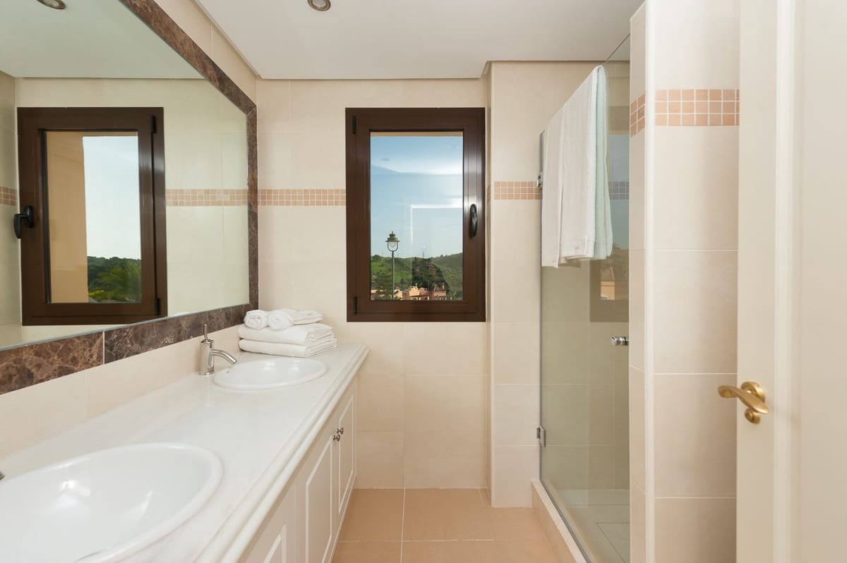 4 bedroom Villa for sale in Estepona with pool - € 900,000 (Ref: 9848375)