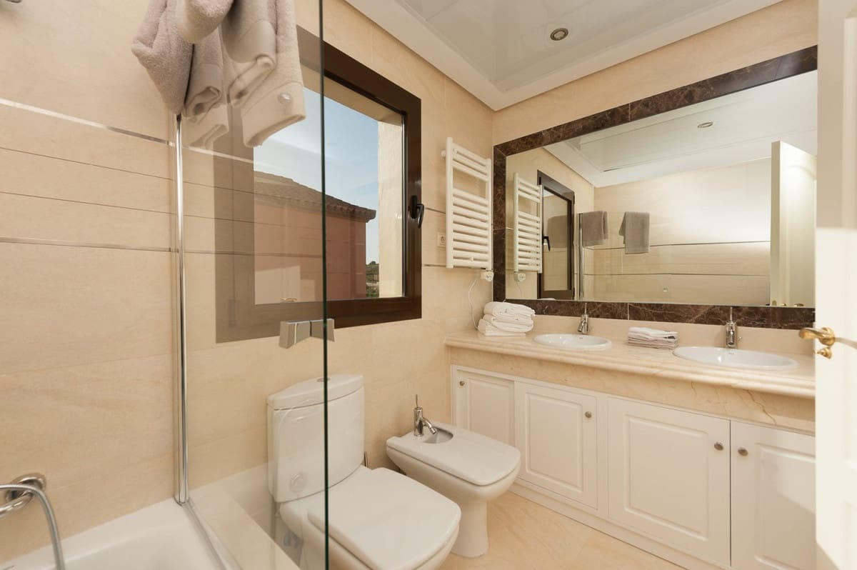 4 bedroom Villa for sale in Estepona with pool - € 900,000 (Ref: 9848375)