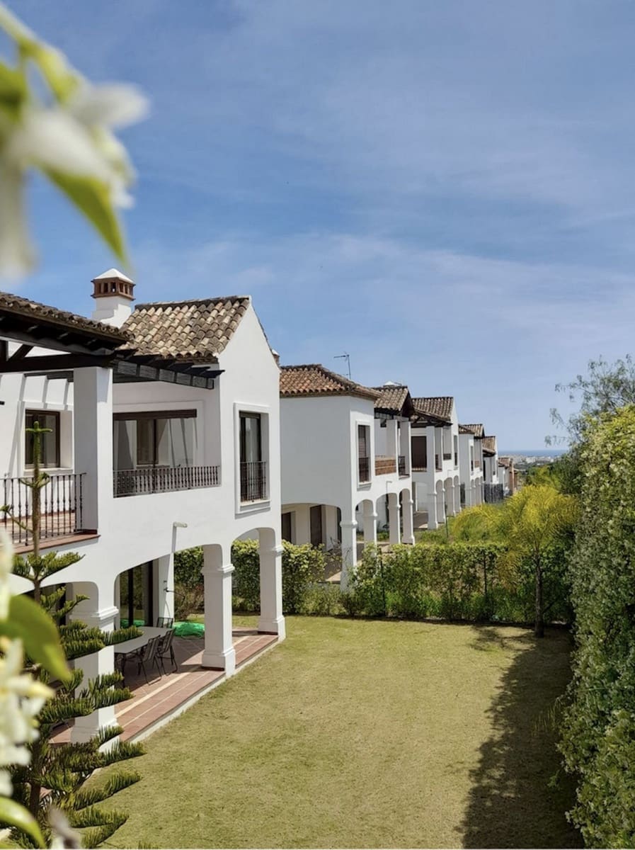 4 bedroom Villa for sale in Estepona with pool - € 900,000 (Ref: 9848375)