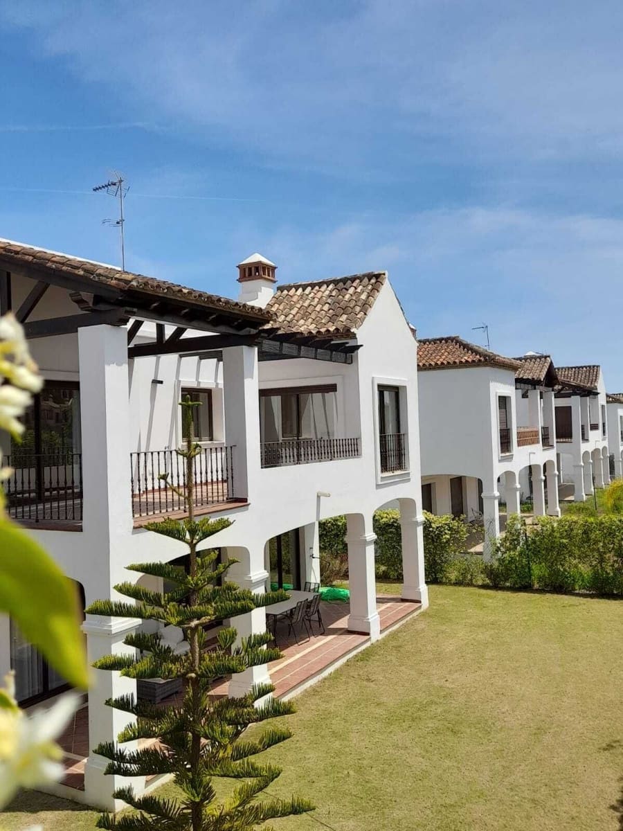 4 bedroom Villa for sale in Estepona with pool - € 900,000 (Ref: 9848375)