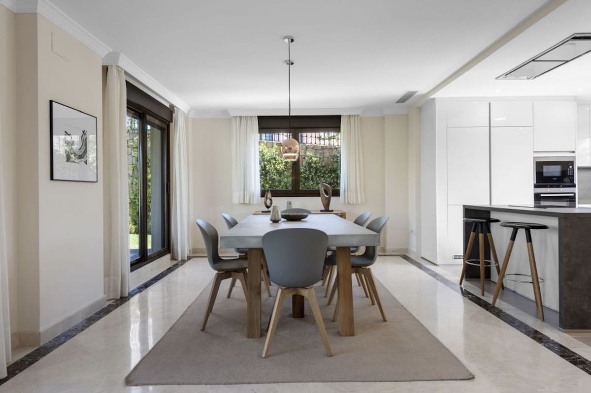4 bedroom Villa for sale in Estepona with pool - € 900,000 (Ref: 9848375)