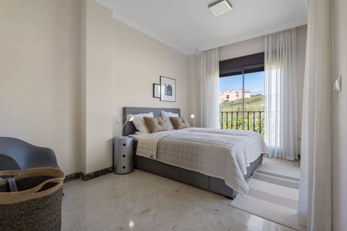 4 bedroom Villa for sale in Estepona with pool - € 900,000 (Ref: 9848375)
