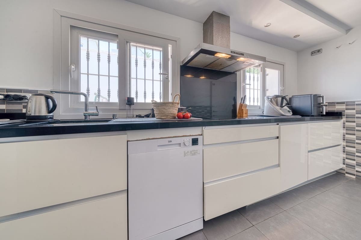 5 sypialnia Willa na sprzedaż w Buenas Noches z basenem garażem - 770 000 € (Ref: 9858571)