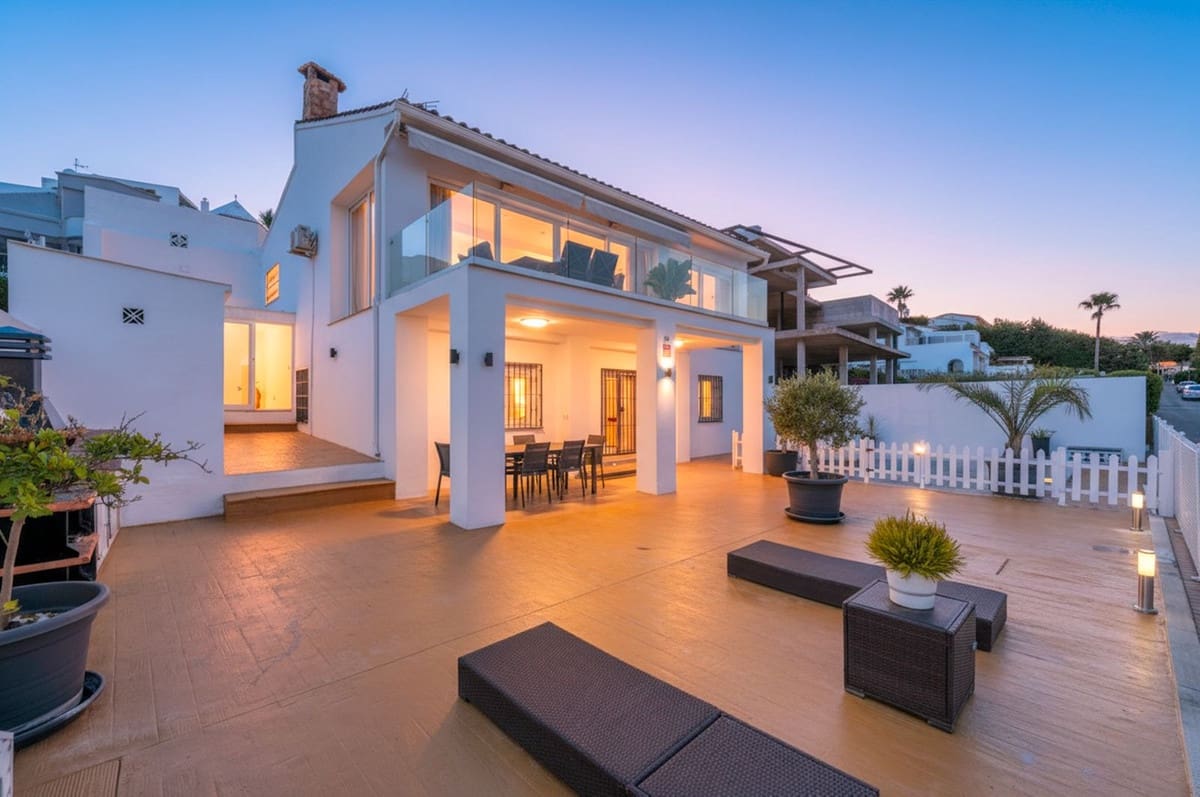 5 sypialnia Willa na sprzedaż w Buenas Noches z basenem garażem - 770 000 € (Ref: 9858571)