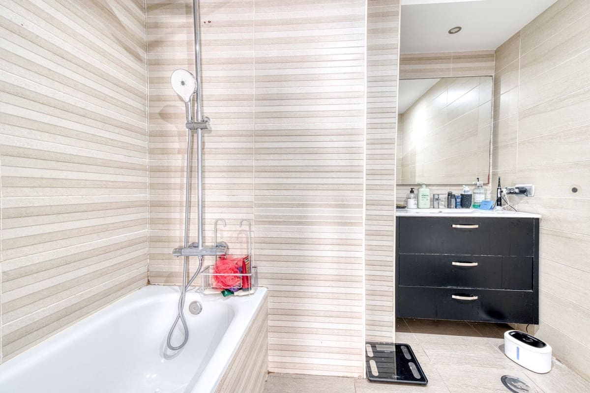 5 sypialnia Willa na sprzedaż w Buenas Noches z basenem garażem - 770 000 € (Ref: 9858571)