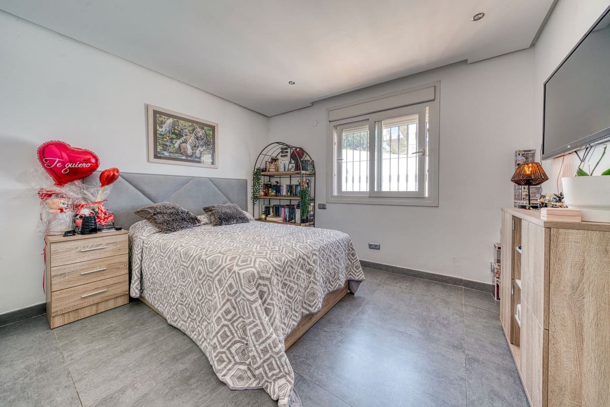 5 sypialnia Willa na sprzedaż w Buenas Noches z basenem garażem - 770 000 € (Ref: 9858571)