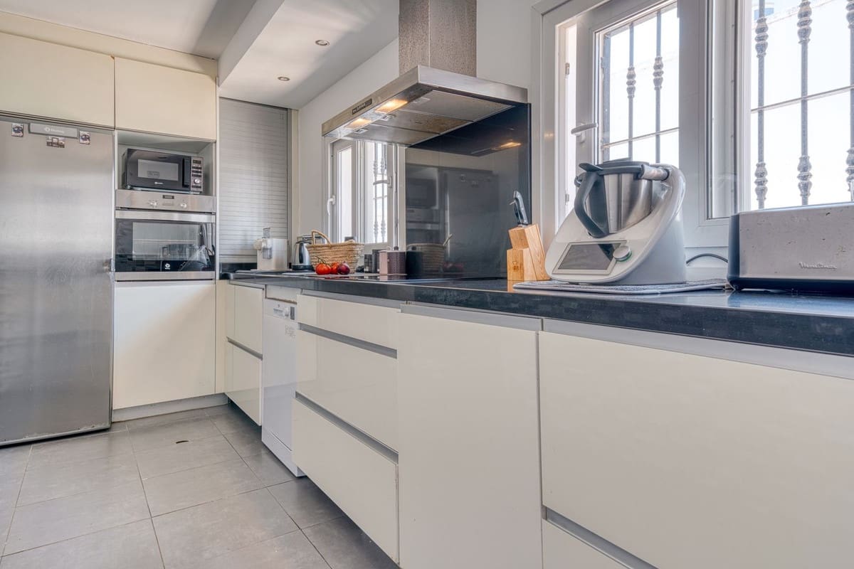 5 sypialnia Willa na sprzedaż w Buenas Noches z basenem garażem - 770 000 € (Ref: 9858571)