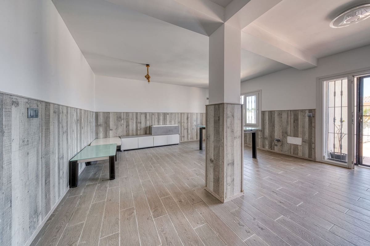 5 sypialnia Willa na sprzedaż w Buenas Noches z basenem garażem - 770 000 € (Ref: 9858571)