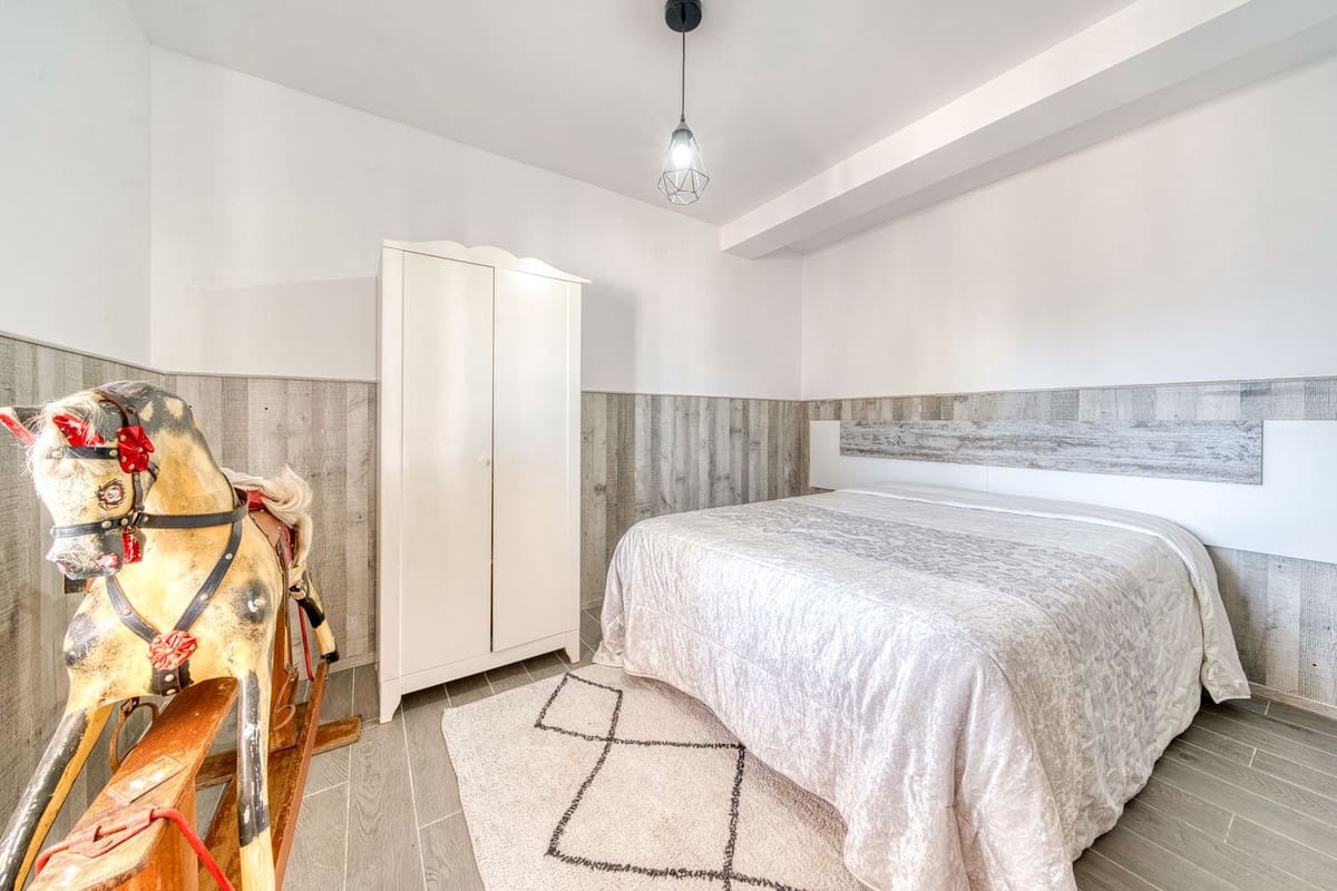 5 sypialnia Willa na sprzedaż w Buenas Noches z basenem garażem - 770 000 € (Ref: 9858571)
