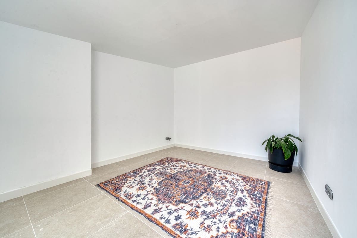 5 sypialnia Willa na sprzedaż w Buenas Noches z basenem garażem - 770 000 € (Ref: 9858571)