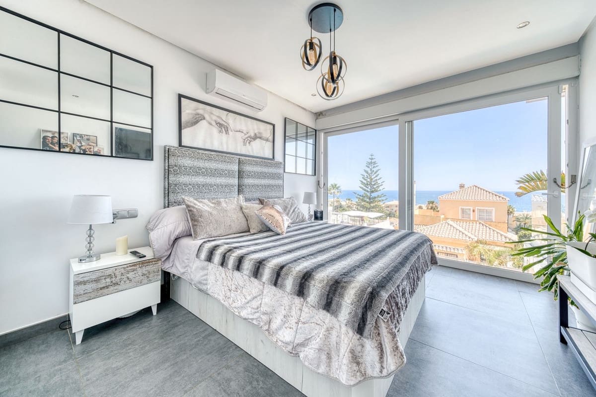 5 sypialnia Willa na sprzedaż w Buenas Noches z basenem garażem - 770 000 € (Ref: 9858571)
