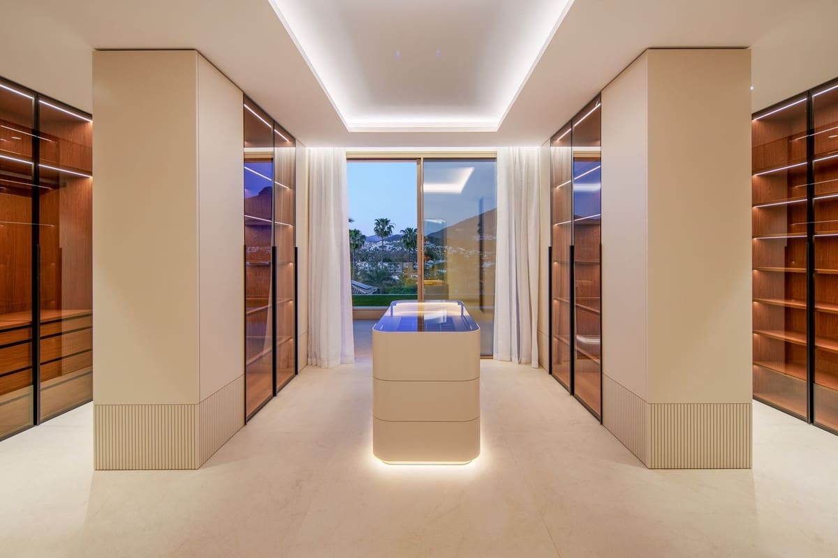 5 soveværelse Villa til salg i Nueva Andalucia med swimmingpool garage - € 11.750.000 (Ref: 9858703)