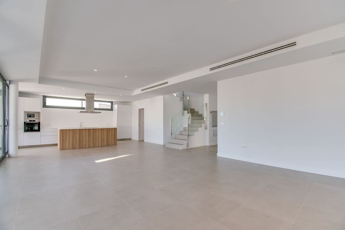 4 sypialnia Willa na sprzedaż w La Duquesa / Puerto de la Duquesa z basenem garażem - 1 165 000 € (Ref: 9865959)