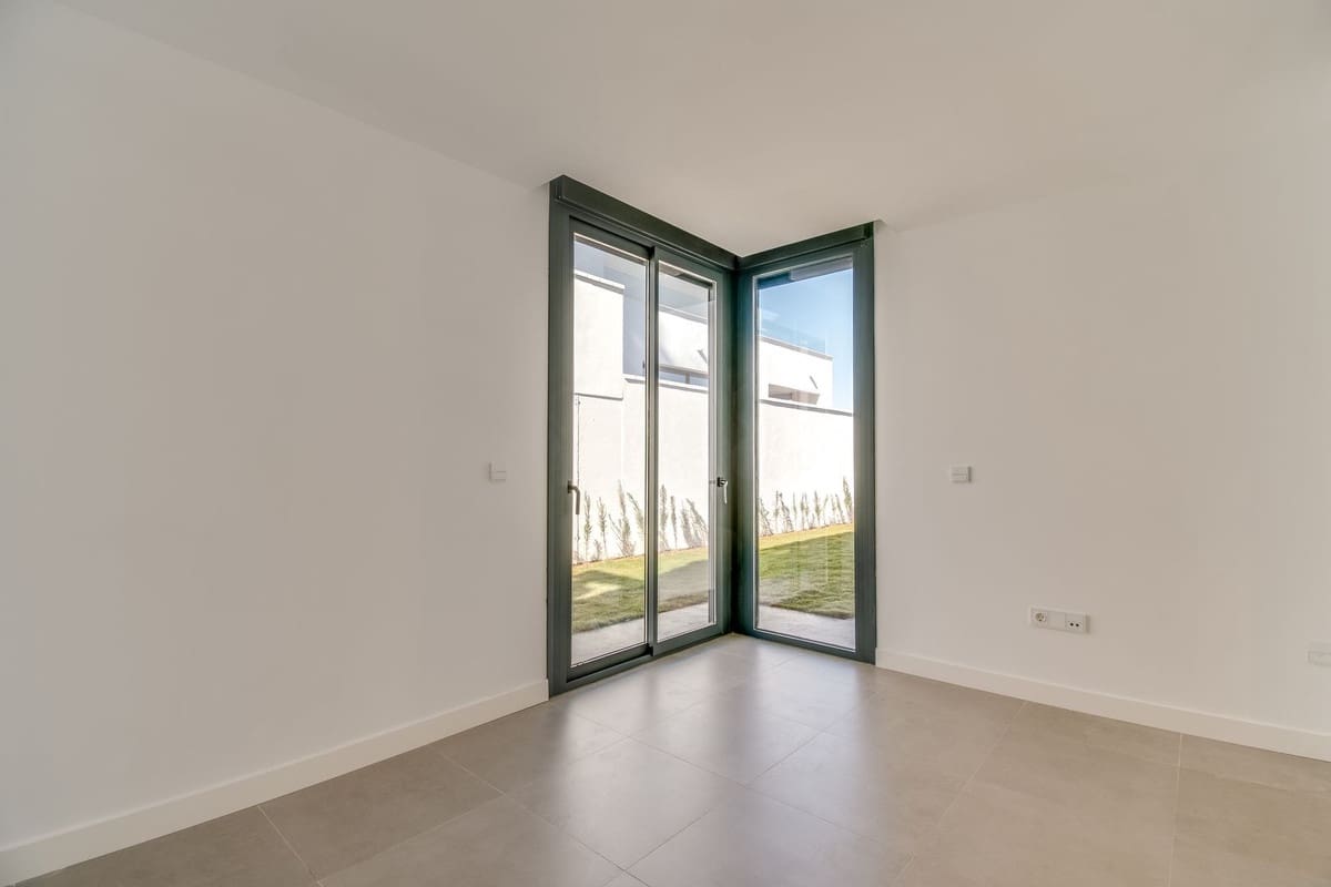 4 sypialnia Willa na sprzedaż w La Duquesa / Puerto de la Duquesa z basenem garażem - 1 165 000 € (Ref: 9865959)
