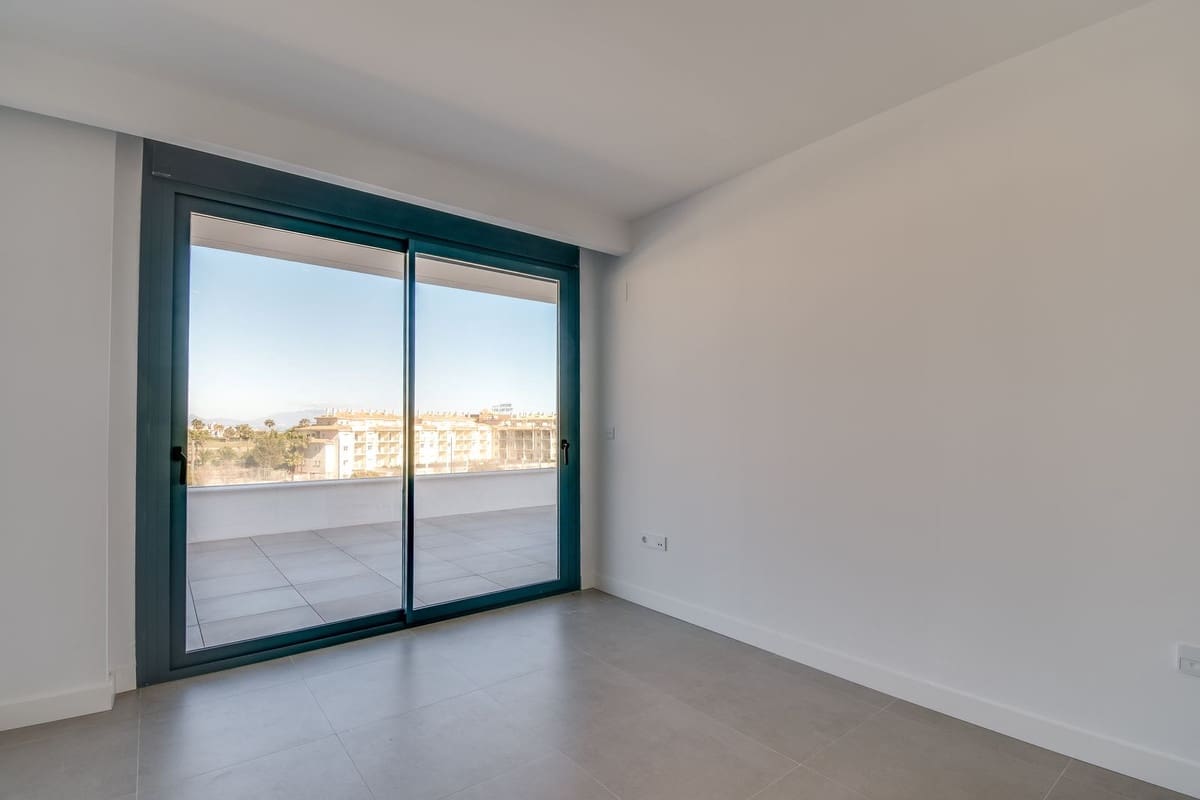 4 sypialnia Willa na sprzedaż w La Duquesa / Puerto de la Duquesa z basenem garażem - 1 165 000 € (Ref: 9865959)