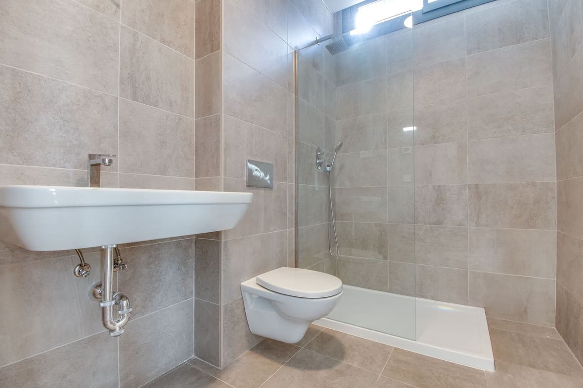 4 sypialnia Willa na sprzedaż w La Duquesa / Puerto de la Duquesa z basenem garażem - 1 165 000 € (Ref: 9865959)