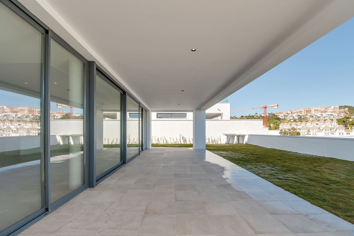 4 sypialnia Willa na sprzedaż w La Duquesa / Puerto de la Duquesa z basenem garażem - 1 165 000 € (Ref: 9865959)