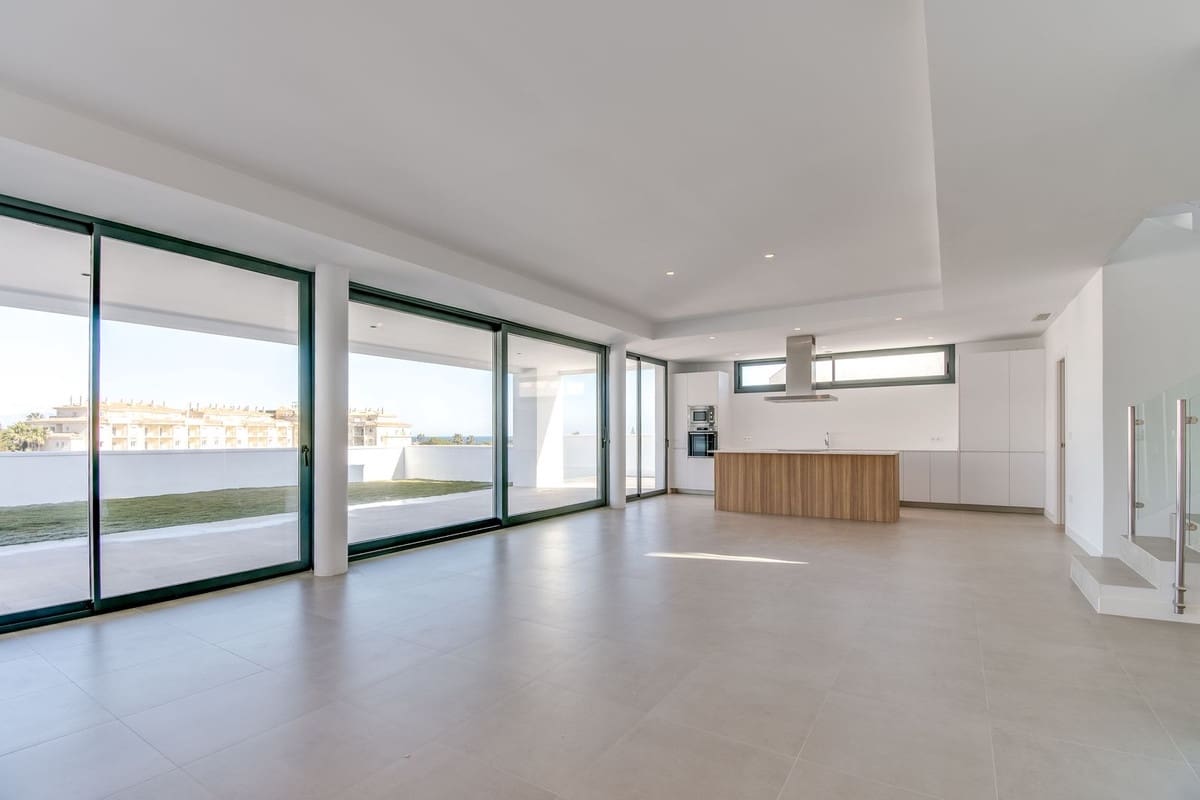 4 sypialnia Willa na sprzedaż w La Duquesa / Puerto de la Duquesa z basenem garażem - 1 165 000 € (Ref: 9865959)