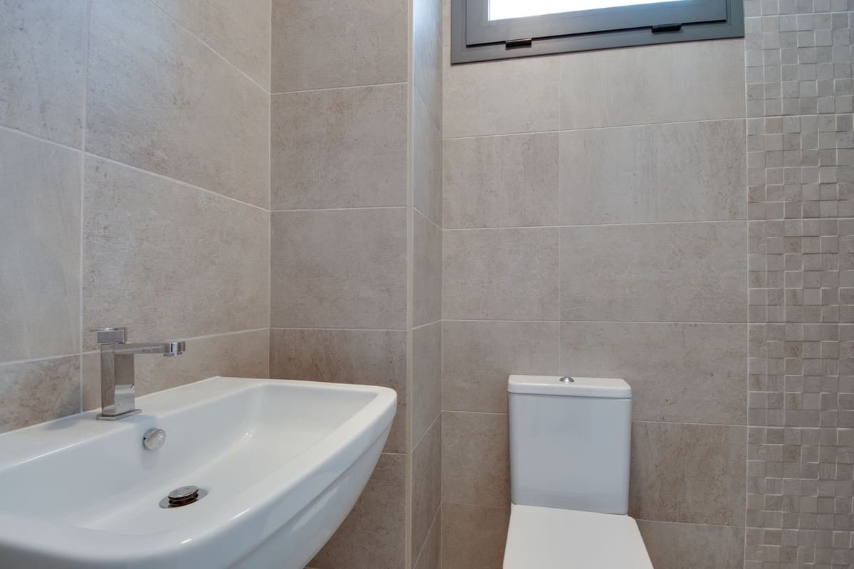 4 sypialnia Willa na sprzedaż w La Duquesa / Puerto de la Duquesa z basenem garażem - 1 165 000 € (Ref: 9865959)