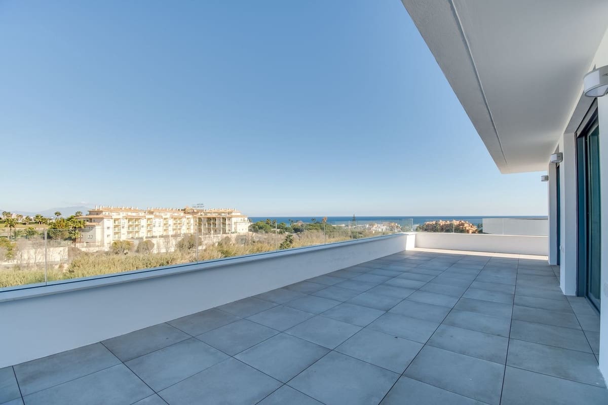 4 sypialnia Willa na sprzedaż w La Duquesa / Puerto de la Duquesa z basenem garażem - 1 165 000 € (Ref: 9865959)