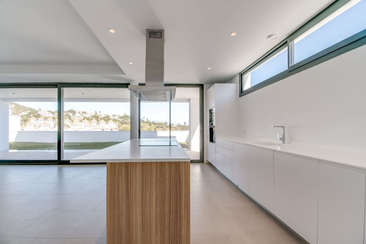 4 sypialnia Willa na sprzedaż w La Duquesa / Puerto de la Duquesa z basenem garażem - 1 165 000 € (Ref: 9865959)