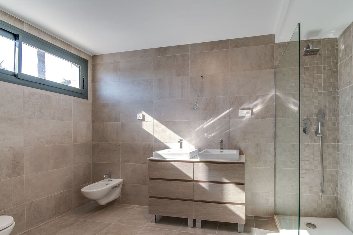 4 sypialnia Willa na sprzedaż w La Duquesa / Puerto de la Duquesa z basenem garażem - 1 165 000 € (Ref: 9865959)