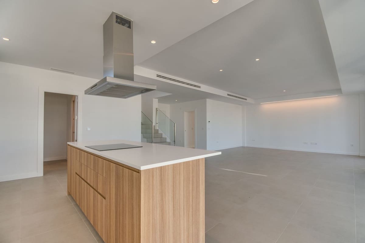 4 sypialnia Willa na sprzedaż w La Duquesa / Puerto de la Duquesa z basenem garażem - 1 165 000 € (Ref: 9865959)