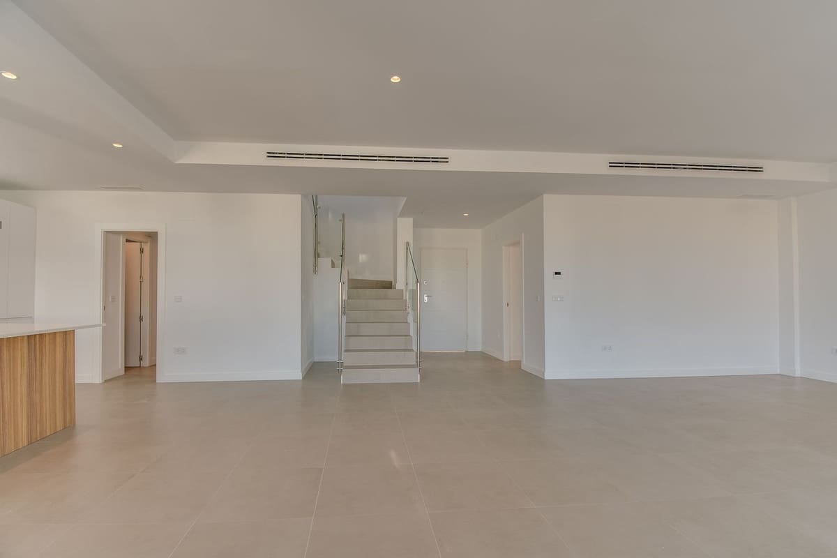 4 sypialnia Willa na sprzedaż w La Duquesa / Puerto de la Duquesa z basenem garażem - 1 165 000 € (Ref: 9865959)