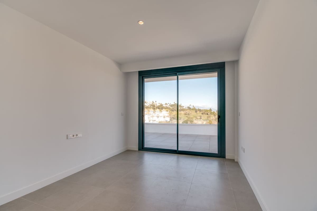 4 sypialnia Willa na sprzedaż w La Duquesa / Puerto de la Duquesa z basenem garażem - 1 165 000 € (Ref: 9865959)